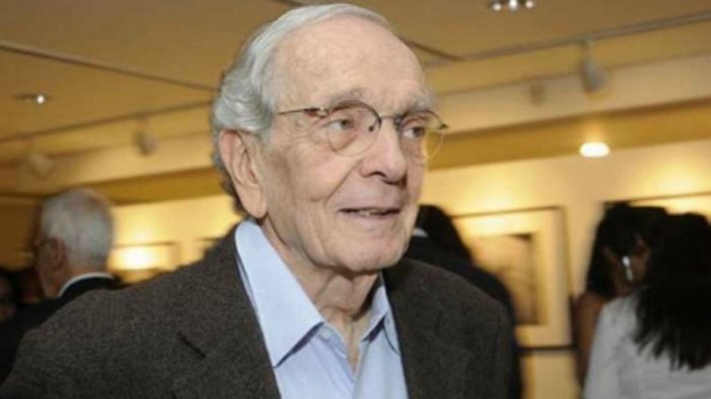 O corpo do jornalista Alberto Dines, um dos mais importantes profissionais da imprensa brasileira, foi enterrado no Cemitério Israelita de Embu das Artes, região metropolitana de São Paulo; Dines morreu aos 86 anos em decorrência de uma gripe que evolui para pneumonia e faleceu devido a problemas respiratórios (Foto: Leonardo Lucena) O corpo do jornalista Alberto Dines, um dos mais importantes profissionais da imprensa brasileira, foi enterrado no Cemitério Israelita de Embu das Artes, região metropolitana de São Paulo; Dines morreu aos 86 anos em decorrência de uma gripe que evolui para pneumonia e faleceu devido a problemas respiratórios