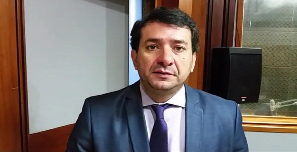 O secretário particular do prefeito Íris Rezende, Carlos Júnior, participou ao vivo do programa O Mundo em Sua Casa nesta quarta-feira (23), na nova RBC; em entrevista, o presidente metropolitano do MDB falou sobre a Comissão Especial de Inquérito (CEI) da saúde e denunciou a chamada "indústria do voto"; ao ser questionado sobre o relatório do vereador Elias Vaz (PSB), Carlos Júnior afirmou que a “indústria do voto" na secretaria municipal de Saúde vem de outras gestões; “Sou presidente do MDB e tinham deputados nossos que tinham os famosos check-in aqui em Goiânia", disse (Foto: José Barbacena) O secretário particular do prefeito Íris Rezende, Carlos Júnior, participou ao vivo do programa O Mundo em Sua Casa nesta quarta-feira (23), na nova RBC; em entrevista, o presidente metropolitano do MDB falou sobre a Comissão Especial de Inquérito (CEI) da saúde e denunciou a chamada "indústria do voto"; ao ser questionado sobre o relatório do vereador Elias Vaz (PSB), Carlos Júnior afirmou que a “indústria do voto" na secretaria municipal de Saúde vem de outras gestões; “Sou presidente do MDB e tinham deputados nossos que tinham os famosos check-in aqui em Goiânia", disse