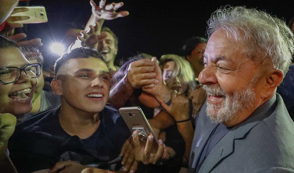 Pesquisa do MDA para a Confederação Nacional dos Transportes (CNT) mostra que o ex-presidente Lula, que é mantido como preso político desde 7 de abril em Curitiba, segue liderando a preferência da maioria dos eleitores brasileiros; na modalidade estimulada, Lula tem 32,4%, enquanto Jair Bolsonaro tem 16,7%, Marina Silva 7,6%, Ciro Gomes 5,4% e Geraldo Alckmin 4,0%; para 25,6% dos brasileiros, Lula é o único candidato em quem votariam, e 40,8% acreditam que ele disputará as eleições; para 90,3% a Justiça brasileira não age de forma igual para todos; no segundo turno, o ex-presidente Lula vence em todos os cenários; confira (Foto: Ana Pupulin) Pesquisa do MDA para a Confederação Nacional dos Transportes (CNT) mostra que o ex-presidente Lula, que é mantido como preso político desde 7 de abril em Curitiba, segue liderando a preferência da maioria dos eleitores brasileiros; na modalidade estimulada, Lula tem 32,4%, enquanto Jair Bolsonaro tem 16,7%, Marina Silva 7,6%, Ciro Gomes 5,4% e Geraldo Alckmin 4,0%; para 25,6% dos brasileiros, Lula é o único candidato em quem votariam, e 40,8% acreditam que ele disputará as eleições; para 90,3% a Justiça brasileira não age de forma igual para todos; no segundo turno, o ex-presidente Lula vence em todos os cenários; confira