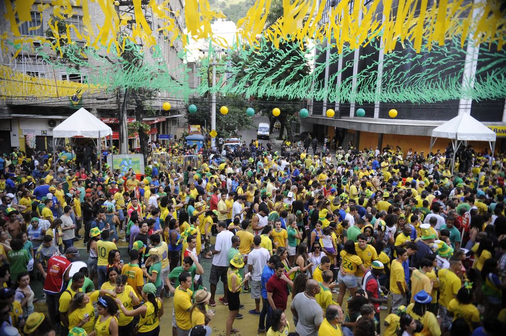 A Nike armou uma feira livre numa ruazinha sem saída aqui ao lado para a gravação de um comercial da Copa. Por enquanto a Copa é apenas um comercial da Nike, do Tite e da Globo (Foto: Palmério Doria) A Nike armou uma feira livre numa ruazinha sem saída aqui ao lado para a gravação de um comercial da Copa. Por enquanto a Copa é apenas um comercial da Nike, do Tite e da Globo