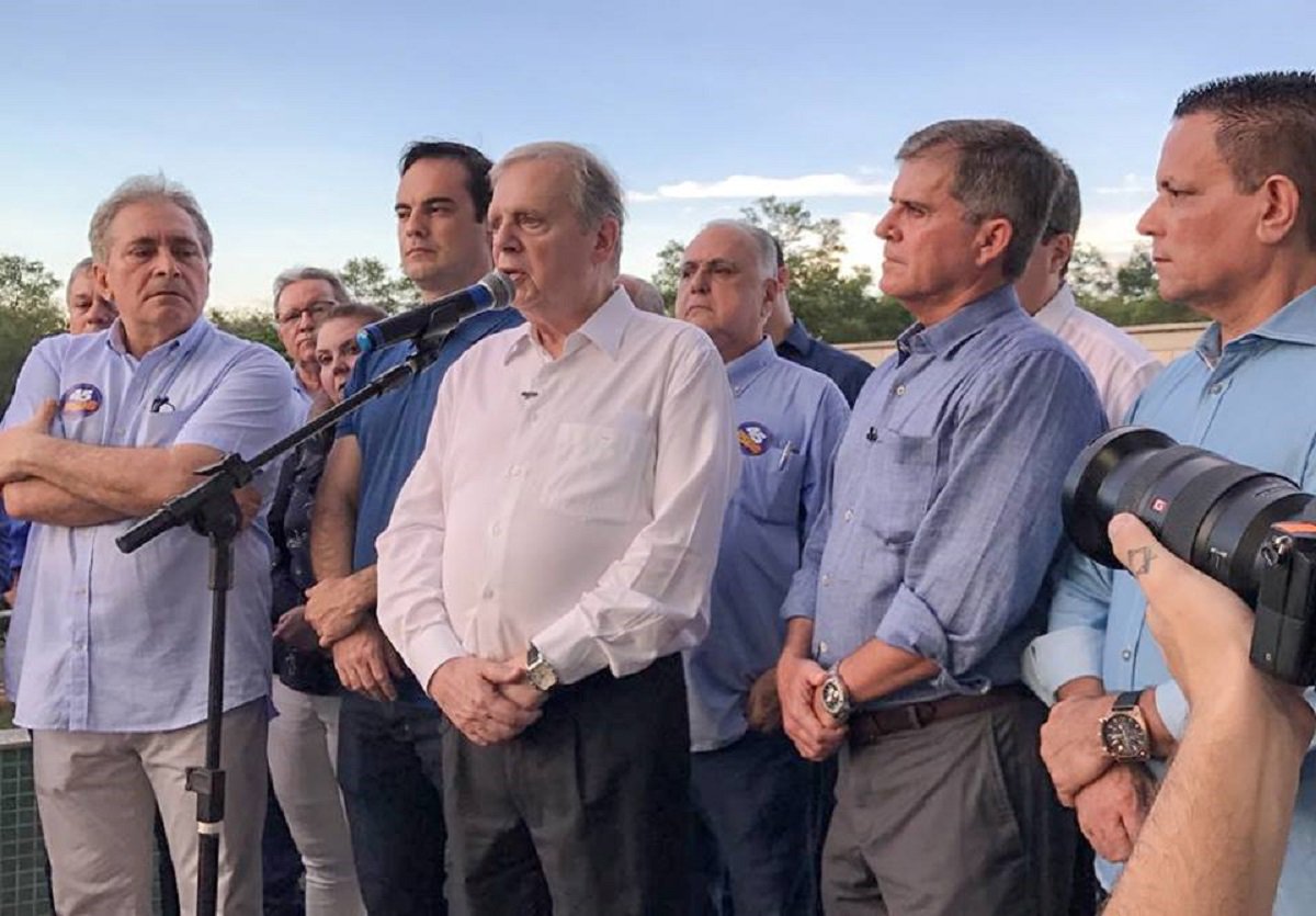 O lançamento da pré-candidatura do PSDB ao cargo de governador do Ceará foi marcado pela "solidão política" de Tasso Jereissati. Aquele que já foi um dos políticos mais influentes do Ceará, lamentou ontem, em seu discurso de lançamento da candidatura do General Guilherme Theophilo, seu isolamento. “Eu, na minha vida política desde 1986, nunca estive tão só". O candidato ao governo, General Guilherme Theophilo preferiu criticar a classe política ao justificar seu desconhecimento pelo povo do Ceará. "Eu não sou conhecido da classe política. E dessa classe eu prefiro não ser conhecido. Agora, da classe de bem, aí sim, esses aí eu gosto e estou junto” (Foto: Fatima 247) O lançamento da pré-candidatura do PSDB ao cargo de governador do Ceará foi marcado pela "solidão política" de Tasso Jereissati. Aquele que já foi um dos políticos mais influentes do Ceará, lamentou ontem, em seu discurso de lançamento da candidatura do General Guilherme Theophilo, seu isolamento. “Eu, na minha vida política desde 1986, nunca estive tão só". O candidato ao governo, General Guilherme Theophilo preferiu criticar a classe política ao justificar seu desconhecimento pelo povo do Ceará. "Eu não sou conhecido da classe política. E dessa classe eu prefiro não ser conhecido. Agora, da classe de bem, aí sim, esses aí eu gosto e estou junto”