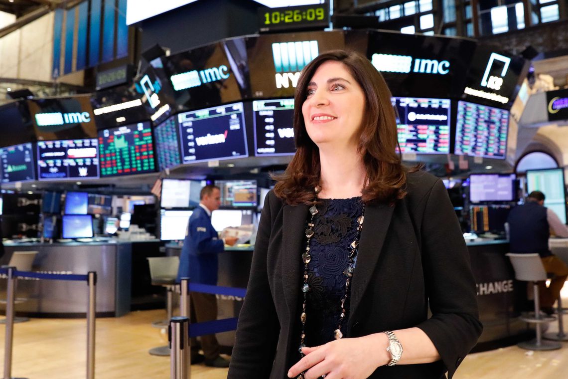 Engenheira industrial por formação, Stacey Cunningham, de 43 anos, será a primeira mulher em 226 anos a presidir a Bolsa de Valores de Nova York – cuja sigla em inglês é Nyse; como 67º presidente, Stacey Cunningham deixa a diretoria de Operações da Bolsa e assume no lugar de Tom Farley; a promoção será efetiva na próxima sexta-feira (25) (Foto: Leonardo Lucena) Engenheira industrial por formação, Stacey Cunningham, de 43 anos, será a primeira mulher em 226 anos a presidir a Bolsa de Valores de Nova York – cuja sigla em inglês é Nyse; como 67º presidente, Stacey Cunningham deixa a diretoria de Operações da Bolsa e assume no lugar de Tom Farley; a promoção será efetiva na próxima sexta-feira (25)
