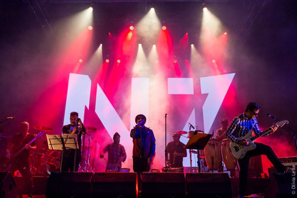 O grupo Nação Zumbi se apresentou na Virada Cultural em São Paulo e fez uma defesa contundente pela liberdade de Lula no palco principal da Chácara do Jockey; o vocalista Jorge du Peixe foi saudado aos gritos quando fez pediu “Lula Livre” antes da canção “Meu Maracatu Pesa uma Tonelada” (Foto: Gustavo Conde) O grupo Nação Zumbi se apresentou na Virada Cultural em São Paulo e fez uma defesa contundente pela liberdade de Lula no palco principal da Chácara do Jockey; o vocalista Jorge du Peixe foi saudado aos gritos quando fez pediu “Lula Livre” antes da canção “Meu Maracatu Pesa uma Tonelada”