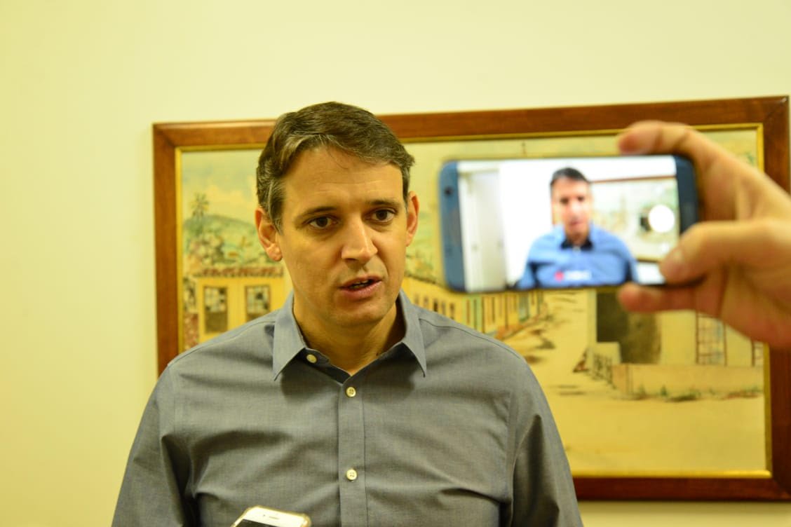 O deputado federal Thiago Peixoto (PSD-GO) exaltou o empenho do governador José Eliton (PSDB-GO) para atender as demandas dos municípios goianos; parlamentar destacou que o governador tem se dedicado, desde o primeiro dia da gestão, ao diálogo com todos os prefeitos; “Essa é a marca do governador José Eliton”, afirmou; deputado foi recebido em audiência pelo governador, no Palácio das Esmeraldas, junto com os prefeitos de Silvânia, José da Silva Faleiro, e de Pontalina, Milton Ricardo (Foto: José Barbacena) O deputado federal Thiago Peixoto (PSD-GO) exaltou o empenho do governador José Eliton (PSDB-GO) para atender as demandas dos municípios goianos; parlamentar destacou que o governador tem se dedicado, desde o primeiro dia da gestão, ao diálogo com todos os prefeitos; “Essa é a marca do governador José Eliton”, afirmou; deputado foi recebido em audiência pelo governador, no Palácio das Esmeraldas, junto com os prefeitos de Silvânia, José da Silva Faleiro, e de Pontalina, Milton Ricardo