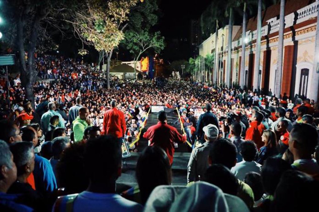 As eleições realizadas ontem, com a presença massiva de observadores internacionais que testemunharam a lisura do processo eleitoral, foi uma vez mais vencida pelo chavismo. Mas os EUA e seus aliados não estão interessados em eleições livres, e sim em controlar as riquezas (Foto: Rita Coitinho) As eleições realizadas ontem, com a presença massiva de observadores internacionais que testemunharam a lisura do processo eleitoral, foi uma vez mais vencida pelo chavismo. Mas os EUA e seus aliados não estão interessados em eleições livres, e sim em controlar as riquezas