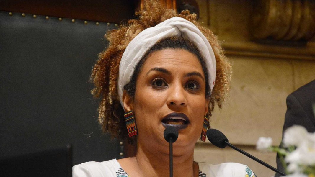 "Sem pressão, não haverá solução", afirma Jurema Werneck, diretora executiva da Anistia Internacional Brasil, reiterando a pressão sobre as autoridades de segurança para uma solução acerca da morte da ex-vereadora do Rio Marielle Franco (Psol) e do motorista dela, Anderson Gomes, assassinados no centro do Rio; "Não podemos deixar que o assassinato de Marielle fique sem resposta porque a impunidade alimenta o ciclo de violência" (Foto: Leonardo Lucena) "Sem pressão, não haverá solução", afirma Jurema Werneck, diretora executiva da Anistia Internacional Brasil, reiterando a pressão sobre as autoridades de segurança para uma solução acerca da morte da ex-vereadora do Rio Marielle Franco (Psol) e do motorista dela, Anderson Gomes, assassinados no centro do Rio; "Não podemos deixar que o assassinato de Marielle fique sem resposta porque a impunidade alimenta o ciclo de violência"