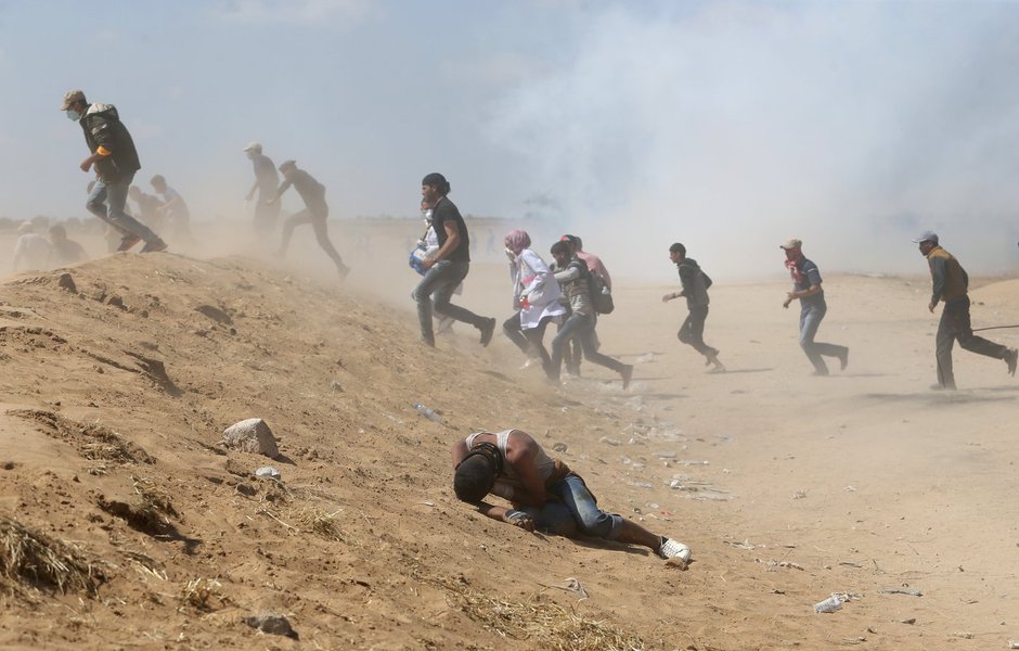 Manifestantes palestinos durante protesto na fronteira entre Israel e Gaza 15/05/2018 REUTERS/Ibraheem Abu Mustafa (Foto: Reinaldo) Manifestantes palestinos durante protesto na fronteira entre Israel e Gaza 15/05/2018 REUTERS/Ibraheem Abu Mustafa