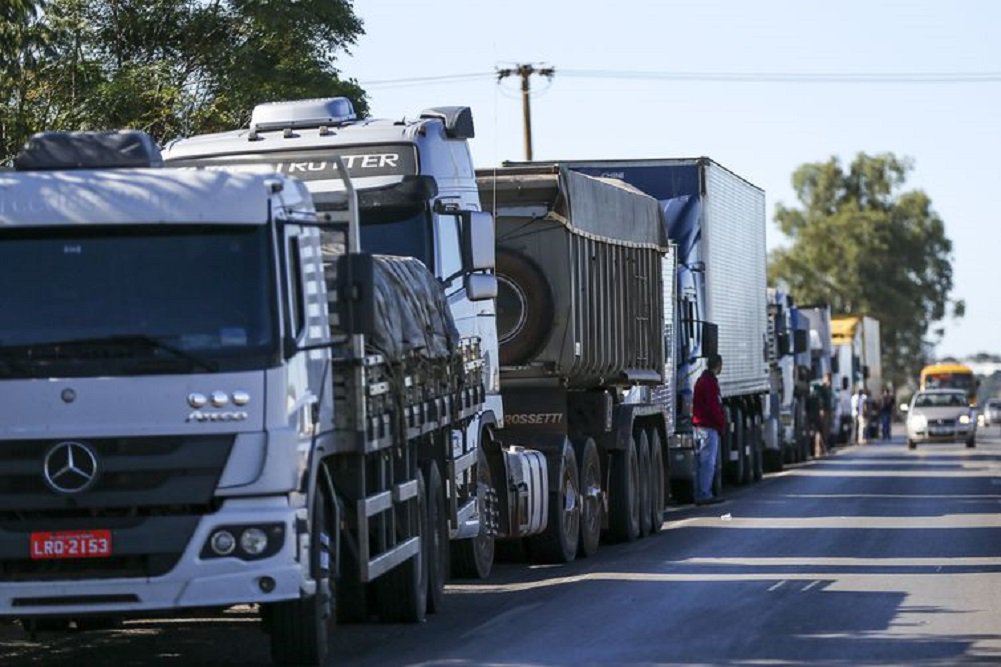 Em plena paralisação de 600 mil caminhoneiros pelo país, o presidente da Petrobras, Pedro Parente, tecnocrata filiado ao PSDB, autorizou mais um aumento do diesel, que já acumula 56% de alta nos últimos 10 meses; caminhoneiros encararam o aumento como desaforo e a paralisação tende a se fortalecer (Foto: Gustavo Conde) Em plena paralisação de 600 mil caminhoneiros pelo país, o presidente da Petrobras, Pedro Parente, tecnocrata filiado ao PSDB, autorizou mais um aumento do diesel, que já acumula 56% de alta nos últimos 10 meses; caminhoneiros encararam o aumento como desaforo e a paralisação tende a se fortalecer