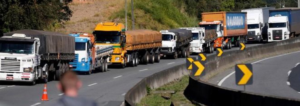 O grande monstro que agarra os volantes dos caminhões das gigantescas empresas nacionais e multinacionais, donas de frotas poderosas de transporte de cargas, são os mesmos que manipularam as manifestações de 2013, 2014 e que influenciaram nas eleições parlamentares, a governadores e presidência em 2014, quase elegendo o ébrio Aécio Neves (Foto: Dom Orvandil) O grande monstro que agarra os volantes dos caminhões das gigantescas empresas nacionais e multinacionais, donas de frotas poderosas de transporte de cargas, são os mesmos que manipularam as manifestações de 2013, 2014 e que influenciaram nas eleições parlamentares, a governadores e presidência em 2014, quase elegendo o ébrio Aécio Neves