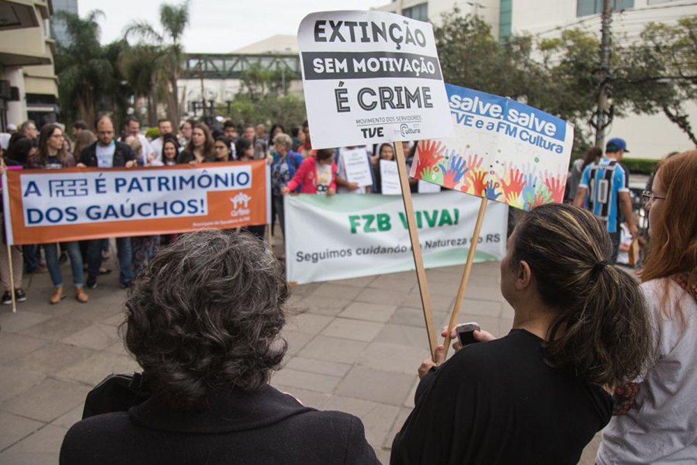 A decisão foi do desembargador Luiz Felipe Silveira Difini, presidente do Tribunal de Justiça do RS (TJ-RS), que acatou pedido de liminar ajuizada pela Procuradoria Geral do Estado (PGE); decisão suspende medida cautela do conselheiro do TCE-RS Cezar Miola; ele havia determinado a suspensão de todos os atos de extinção das fundações estaduais, demissões e transferências de funcionários (Foto: Voney Malta) A decisão foi do desembargador Luiz Felipe Silveira Difini, presidente do Tribunal de Justiça do RS (TJ-RS), que acatou pedido de liminar ajuizada pela Procuradoria Geral do Estado (PGE); decisão suspende medida cautela do conselheiro do TCE-RS Cezar Miola; ele havia determinado a suspensão de todos os atos de extinção das fundações estaduais, demissões e transferências de funcionários