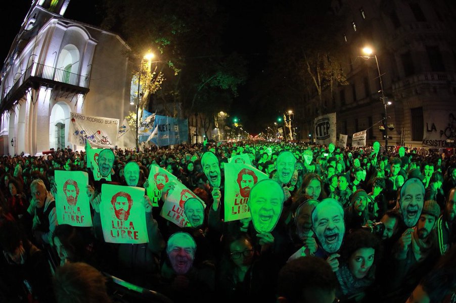 Os argentinos foram às ruas para prestar solidariedade ao ex-presidente Lula e pedir suas liberdade; em uma noite memorável, milhares se reuniram na histórica Plaza De Mayo e protestaram contra a prisão do maior líder da América Latina e por justiça por Marielle Franco (Foto: Gustavo Conde) Os argentinos foram às ruas para prestar solidariedade ao ex-presidente Lula e pedir suas liberdade; em uma noite memorável, milhares se reuniram na histórica Plaza De Mayo e protestaram contra a prisão do maior líder da América Latina e por justiça por Marielle Franco