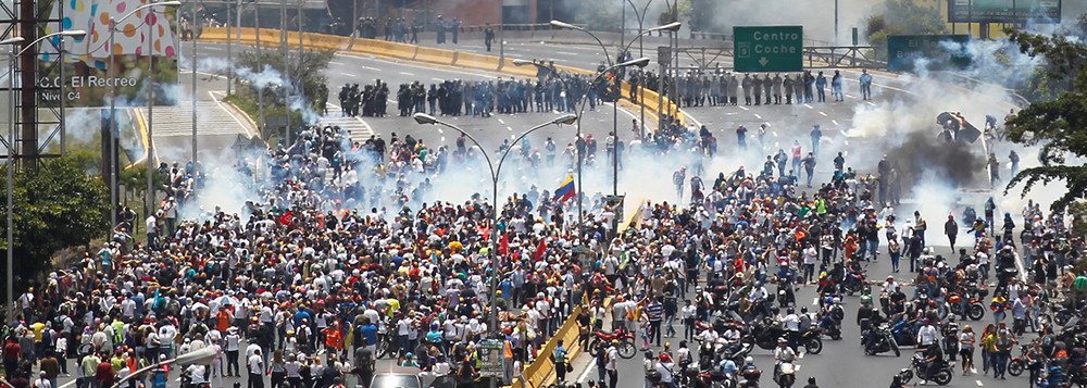 Manifestantes em protesto contra o governo do presidente Nicolás Maduro, em Caracas, Venezuela. 11/04/2017 REUTERS/Christian Veron (Foto: Reinaldo) www.brasil247.com - Manifestantes em protesto contra o governo do presidente Nicolás Maduro, em Caracas, Venezuela. 11/04/2017 REUTERS/Christian Veron