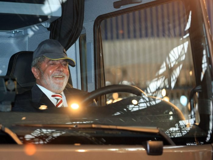 Alguma dúvida de que o grande vencedor da crise dos combustíveis, que marca o colapso neoliberal dos golpistas de 2016, é Lula, preso em Curitiba, sem prova concreta para incriminá-lo, salvo o desejo secreto de Sérgio Moro de servir aos seus patrões em Washington? (Foto: César Fonseca) Alguma dúvida de que o grande vencedor da crise dos combustíveis, que marca o colapso neoliberal dos golpistas de 2016, é Lula, preso em Curitiba, sem prova concreta para incriminá-lo, salvo o desejo secreto de Sérgio Moro de servir aos seus patrões em Washington?