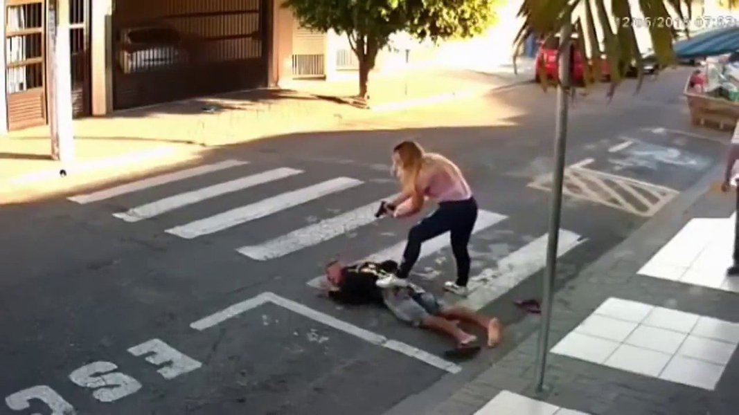 O problema não está em quem reage ao assalto e mata o assaltante. O problema está no cidadão e na cidadã de bem, que no conforto do sofá e do ar condicionado comemoram a morte de um semelhante. Essas pessoas estão doentes (Foto: Rodrigo Perez Oliveira) O problema não está em quem reage ao assalto e mata o assaltante. O problema está no cidadão e na cidadã de bem, que no conforto do sofá e do ar condicionado comemoram a morte de um semelhante. Essas pessoas estão doentes
