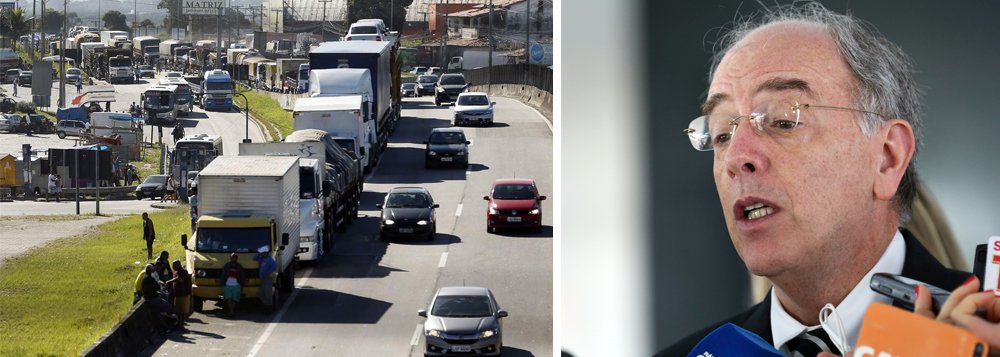 Responsável pela crise que paralisa fábricas, aeroportos e reduz o abastecimento de supermercados e farmácias no País, Pedro Parente diz que a política de preços só muda se Michel Temer mudar a diretoria da Petrobras; sua política de preços provocou a greve e é contestada por engenheiros, petroleiros e até por tucanos que deram o golpe de 2016; em teleconferência com investidores, ele também disse: "Segundo a legislação do petróleo, enfrentamos livre competição e somos livres para determinar nosso preço" (Foto: Gisele Federicce) Responsável pela crise que paralisa fábricas, aeroportos e reduz o abastecimento de supermercados e farmácias no País, Pedro Parente diz que a política de preços só muda se Michel Temer mudar a diretoria da Petrobras; sua política de preços provocou a greve e é contestada por engenheiros, petroleiros e até por tucanos que deram o golpe de 2016; em teleconferência com investidores, ele também disse: "Segundo a legislação do petróleo, enfrentamos livre competição e somos livres para determinar nosso preço"