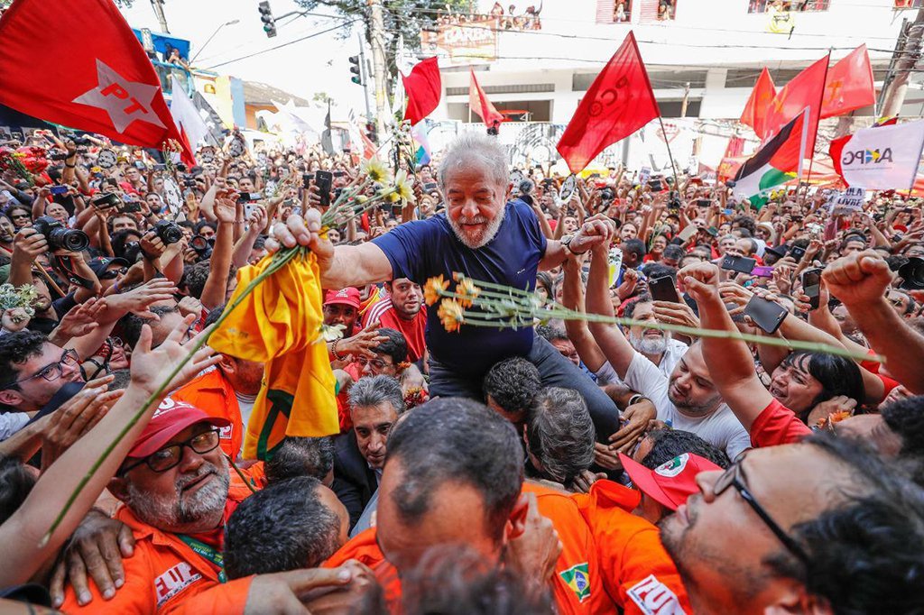 "No próximo domingo, 27, por proposta do presidente Lula, sua candidatura será lançada em todo o País", diz o colunista José Reinaldo Carvalho; "Uma iniciativa audaciosa, que dá consistência à decisão política de não resignar ante às injustiças perpetradas pelos torquemadas do lavajatismo nem às ameaças dos que se julgam proprietários da Corte eleitoral", diz; "Destarte, o dia 27 de maio poderá constituir o marco de uma nova etapa de luta por um Brasil democrático e popular e um ponto de inflexão no cenário político pré-eleitoral" (Foto: José Reinaldo Carvalho) "No próximo domingo, 27, por proposta do presidente Lula, sua candidatura será lançada em todo o País", diz o colunista José Reinaldo Carvalho; "Uma iniciativa audaciosa, que dá consistência à decisão política de não resignar ante às injustiças perpetradas pelos torquemadas do lavajatismo nem às ameaças dos que se julgam proprietários da Corte eleitoral", diz; "Destarte, o dia 27 de maio poderá constituir o marco de uma nova etapa de luta por um Brasil democrático e popular e um ponto de inflexão no cenário político pré-eleitoral"