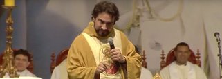 Fábio de Melo reconhece que cometeu uma falha de intolerância religiosa ao ridicularizar a macumba. Com humildade, pediu perdão. Quando um sacerdote se torna excessivamente midiático, como ocorre com os padres cantores, sua espontaneidade fica ameaçada. Torna-se um personagem de si mesmo. A fama o sufoca (Foto: Frei Betto) Fábio de Melo reconhece que cometeu uma falha de intolerância religiosa ao ridicularizar a macumba. Com humildade, pediu perdão. Quando um sacerdote se torna excessivamente midiático, como ocorre com os padres cantores, sua espontaneidade fica ameaçada. Torna-se um personagem de si mesmo. A fama o sufoca