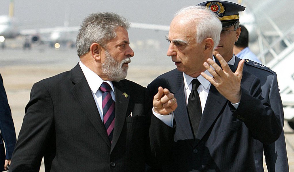 O ex-governador de São Paulo Claudio Lembo afirmou que o ex-presidente Lula errou ao se apresentar à PF e permitir a sua própria prisão.; "Acho que o Lula errou. Ele deveria ter ido para uma Embaixada. Um líder não se entrega. Ele aceitou uma injustiça que fizeram com ele", disse; "Não se pode condenar um presidente por suposições ou indícios, observou (Foto: Paulo Emílio) O ex-governador de São Paulo Claudio Lembo afirmou que o ex-presidente Lula errou ao se apresentar à PF e permitir a sua própria prisão.; "Acho que o Lula errou. Ele deveria ter ido para uma Embaixada. Um líder não se entrega. Ele aceitou uma injustiça que fizeram com ele", disse; "Não se pode condenar um presidente por suposições ou indícios, observou