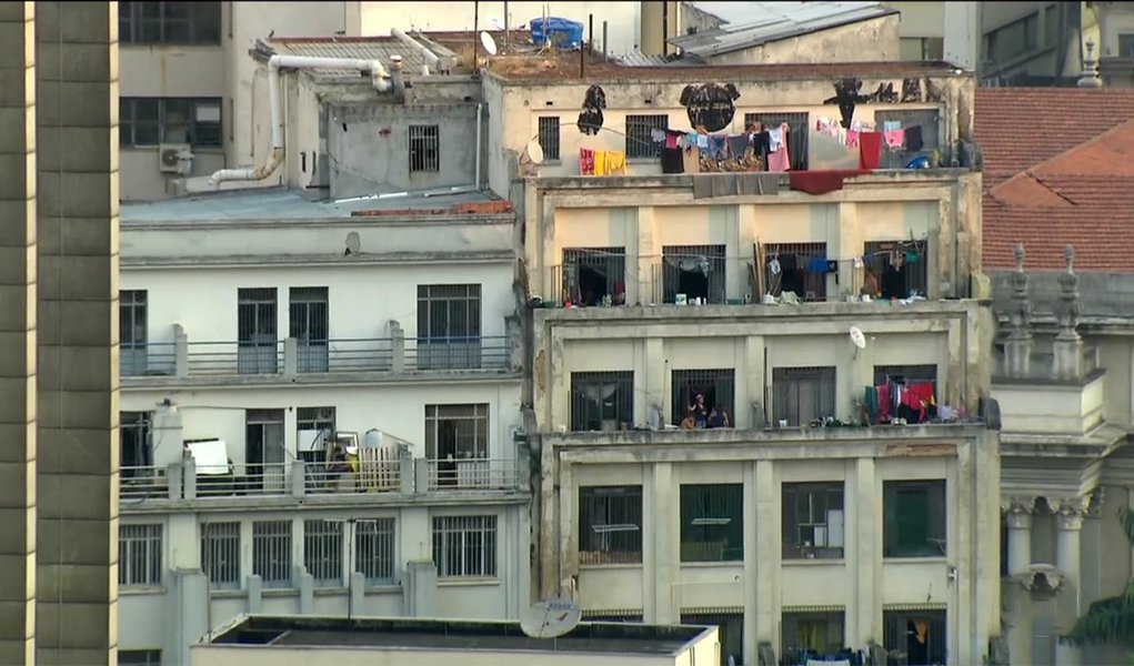 Após o desabamento de um prédio no centro da cidade de São Paulo em decorrência de um incêndio, a Liderança a do PT na Assembleia Legislativa participou da Audiência Pública no Ministério Público (MP-SP) com o procurador Geral de Justiça, Gianpaolo Smanio, para discutir com movimentos de moradia, e órgãos institucionais que representam o Estado e o Município, os critérios para as vistorias nas ocupações de moradia, programadas pela Prefeitura para acontecerem, a partir da próxima segunda (7).
(Foto: Leonardo Lucena)
Após o desabamento de um prédio no centro da cidade de São Paulo em decorrência de um incêndio, a Liderança a do PT na Assembleia Legislativa participou da Audiência Pública no Ministério Público (MP-SP) com o procurador Geral de Justiça, Gianpaolo Smanio, para discutir com movimentos de moradia, e órgãos institucionais que representam o Estado e o Município, os critérios para as vistorias nas ocupações de moradia, programadas pela Prefeitura para acontecerem, a partir da próxima segunda (7).