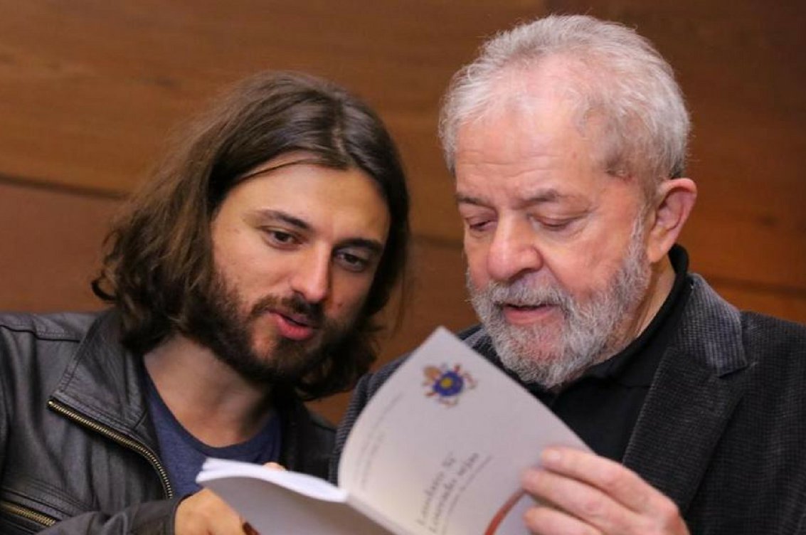 O "presente" era apenas um pretexto insignificante para o representante do Papa conversar com Lula sobre problemas espirituais, além de levar ao ex-presidente a palavra de conforto do Papa Francisco (Foto: Miguel do Rosário) O "presente" era apenas um pretexto insignificante para o representante do Papa conversar com Lula sobre problemas espirituais, além de levar ao ex-presidente a palavra de conforto do Papa Francisco