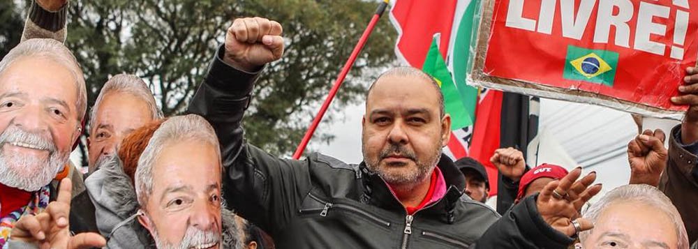 O presidente da CUT, Vagner Freitas, visitou o ex-presidente Lula na tarde desta quinta-feira (14) e entregou documento assinado pelas centrais sindicais com as principais reivindicações da classe trabalhadora; segundo ele, Lula pediu para dizer ao Brasil que ele é candidato; "Ele está dizendo que é momento de nós ganharmos as eleições. Esses que deram o golpe acabaram com o Brasil, o trabalhador está desesperançoso. Ele acha que o melhor ato que os brasileiros podem fazer é lutar pela democracia", disse Vagner (Foto: Aquiles Lins) O presidente da CUT, Vagner Freitas, visitou o ex-presidente Lula na tarde desta quinta-feira (14) e entregou documento assinado pelas centrais sindicais com as principais reivindicações da classe trabalhadora; segundo ele, Lula pediu para dizer ao Brasil que ele é candidato; "Ele está dizendo que é momento de nós ganharmos as eleições. Esses que deram o golpe acabaram com o Brasil, o trabalhador está desesperançoso. Ele acha que o melhor ato que os brasileiros podem fazer é lutar pela democracia", disse Vagner