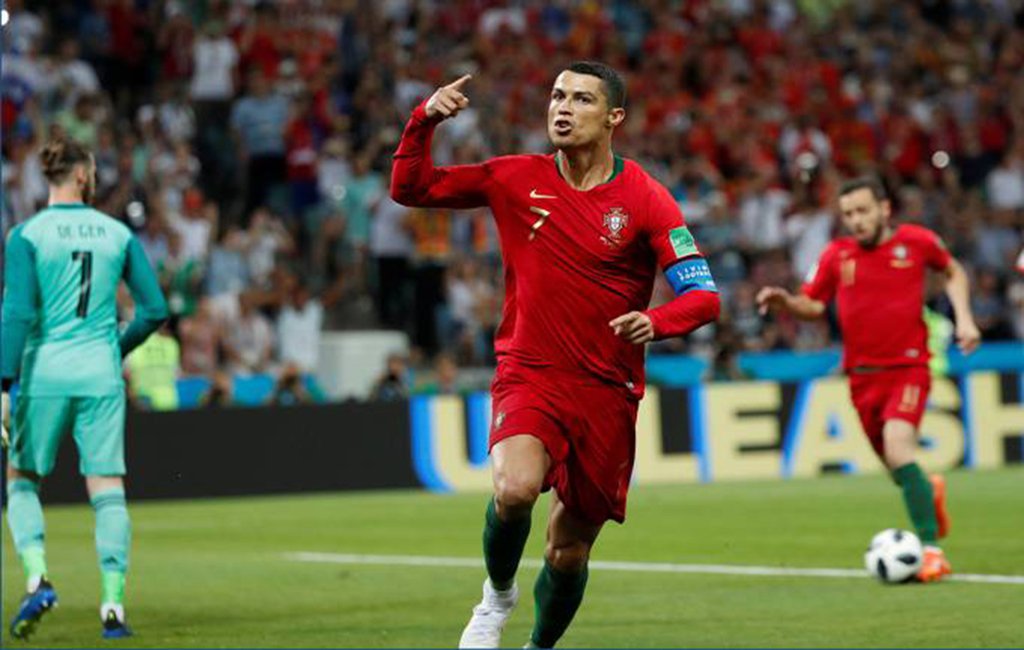 O jogador da Seleção Portuguesa e do Real Madrid, Cristiano Ronaldo, terá de efetuar o pagamento por causa de crimes fiscais; autoridades espanholas avaliaram que o jogador não tinha pago no total 5,7 milhões de euros ($R 25.05 milhões) de impostos (Foto: Leonardo Lucena) O jogador da Seleção Portuguesa e do Real Madrid, Cristiano Ronaldo, terá de efetuar o pagamento por causa de crimes fiscais; autoridades espanholas avaliaram que o jogador não tinha pago no total 5,7 milhões de euros ($R 25.05 milhões) de impostos