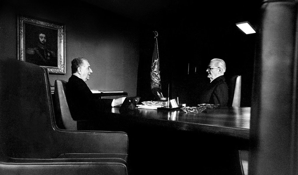 Os generais Médici e Geisel, presidente e seu sucessor escolhido, em 1973 (Foto: Urariano Mota) Os generais Médici e Geisel, presidente e seu sucessor escolhido, em 1973