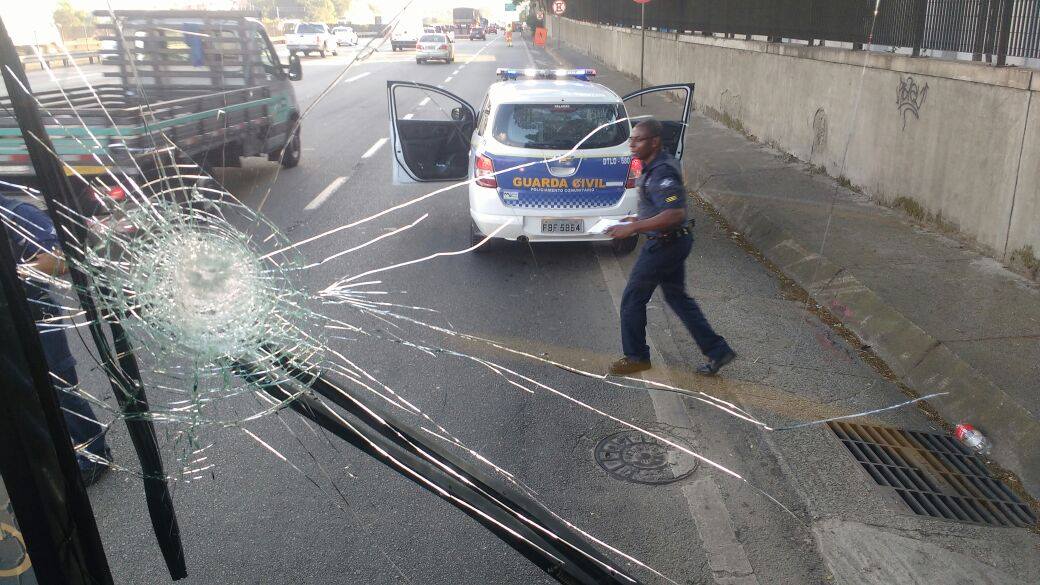 Terminou com confusão uma sessão na Câmara Municipal de Guarulhos que discutia o projeto Escola Sem Partido; a Guarda Civil Municipal (GCM) usou balas de borracha, spray de pimenta e bombas de efeito moral para controlar a tumulto no Legislativo municipal; clamado por setores religiosos e de direita, o projeto limita a atuação de professores em salas de aula, o que aumenta a dificuldade de haver consenso entre apoiadores e opositores da proposta (Foto: Leonardo Lucena) Terminou com confusão uma sessão na Câmara Municipal de Guarulhos que discutia o projeto Escola Sem Partido; a Guarda Civil Municipal (GCM) usou balas de borracha, spray de pimenta e bombas de efeito moral para controlar a tumulto no Legislativo municipal; clamado por setores religiosos e de direita, o projeto limita a atuação de professores em salas de aula, o que aumenta a dificuldade de haver consenso entre apoiadores e opositores da proposta