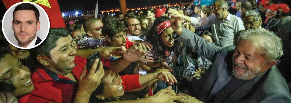 Professor na Universidade de Zurique, o historiador Antoine Acker diz que o Brasil entrou numa era "não democrática" e explica por que o ex-presidente Luiz Inácio Lula da Silva é um preso político. "Como explicar que o ex-presidente Lula esteja confinado em uma solitária, privado de suas visitas e proibido de expressar-se publicamente? Este tratamento de exceção, habitualmente reservado aos criminosos perigosos dá margem a muitas dúvidas", diz ele. Acker lembra ainda que a condenação, "sem base material", foi tomada apenas com base em "convicções" e visa exclui-lo do processo eleitoral de 2018 (Foto: Leonardo Attuch) Professor na Universidade de Zurique, o historiador Antoine Acker diz que o Brasil entrou numa era "não democrática" e explica por que o ex-presidente Luiz Inácio Lula da Silva é um preso político. "Como explicar que o ex-presidente Lula esteja confinado em uma solitária, privado de suas visitas e proibido de expressar-se publicamente? Este tratamento de exceção, habitualmente reservado aos criminosos perigosos dá margem a muitas dúvidas", diz ele. Acker lembra ainda que a condenação, "sem base material", foi tomada apenas com base em "convicções" e visa exclui-lo do processo eleitoral de 2018