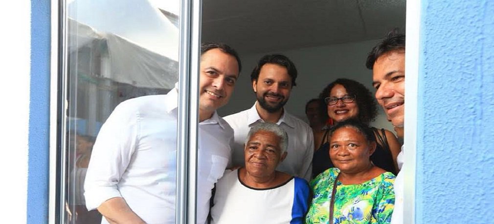 Desde que tomou posse no cargo de ministro das Cidades, no dia 2 de novembro do ano passado, o deputado federal licenciado Alexandre Baldy entregou aproximadamente 10 mil casas para famílias carentes, o que dá 84 unidades habitacionais por dia, em média; outras 10 mil moradias foram contratadas e devem ser concluídas até o fim deste ano; contabilizando números do Brasil inteiro, Baldy entregou cerca de 150 mil novas habitações e contratou mais 165 mil. A média de casas entregues por dia é de 1,2 mil (Foto: José Barbacena) Desde que tomou posse no cargo de ministro das Cidades, no dia 2 de novembro do ano passado, o deputado federal licenciado Alexandre Baldy entregou aproximadamente 10 mil casas para famílias carentes, o que dá 84 unidades habitacionais por dia, em média; outras 10 mil moradias foram contratadas e devem ser concluídas até o fim deste ano; contabilizando números do Brasil inteiro, Baldy entregou cerca de 150 mil novas habitações e contratou mais 165 mil. A média de casas entregues por dia é de 1,2 mil