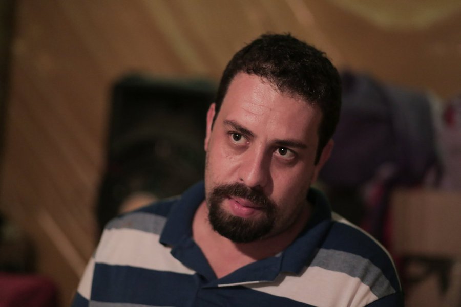 O líder do MTST e pré-candidato a presidente da República, Guilherme Boulos, afirmou que defenderá na campanha o fim dos "privilégios do 1% que manda no Estado e na política brasileira há muito tempo"; em entrevista ao jornalista Kennedy Alencar, no Jornal da CBN – 2ª Edição, Boulos defende que será preciso "botar o PMDB na oposição" pela primeira vez em 30 anos (Foto: Aquiles Lins) O líder do MTST e pré-candidato a presidente da República, Guilherme Boulos, afirmou que defenderá na campanha o fim dos "privilégios do 1% que manda no Estado e na política brasileira há muito tempo"; em entrevista ao jornalista Kennedy Alencar, no Jornal da CBN – 2ª Edição, Boulos defende que será preciso "botar o PMDB na oposição" pela primeira vez em 30 anos