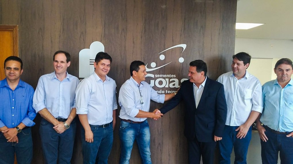 O ex-governador Marconi Perillo (PSDB) se reuniu na tarde desta quarta-feira (13) com lideranças empresariais e políticas de Rio Verde para tratar das agendas de desenvolvimento econômico e humano de Goiás para os próximos anos; acompanhado de empresários, Marconi esteve na Sementes Goiás, uma das maiores produtoras de soja da Região Sudoeste do Estado, e se reuniu com as principais lideranças da base aliada estadual no município; "Goiás está bem apesar da crise que se abateu sobre o Brasil e precisamos lutar para preservar nossas conquistas", disse Marconi (Foto: José Barbacena) O ex-governador Marconi Perillo (PSDB) se reuniu na tarde desta quarta-feira (13) com lideranças empresariais e políticas de Rio Verde para tratar das agendas de desenvolvimento econômico e humano de Goiás para os próximos anos; acompanhado de empresários, Marconi esteve na Sementes Goiás, uma das maiores produtoras de soja da Região Sudoeste do Estado, e se reuniu com as principais lideranças da base aliada estadual no município; "Goiás está bem apesar da crise que se abateu sobre o Brasil e precisamos lutar para preservar nossas conquistas", disse Marconi