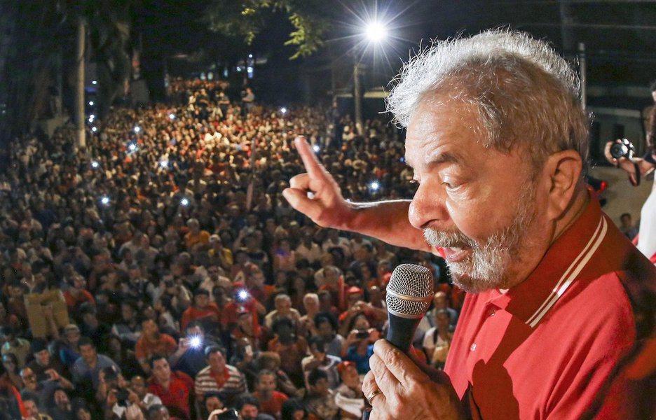 "Basta lembrar que uma lei em vigor desde a ditadura militar autoriza entrevistas de prisioneiros para entender a base jurídica dos depoimentos de Lula na prisão, como querem a Folha, o UOL e o SBT", escreve o jornalista Paulo Moreira Leite; há dois dias, o colunista do 247 publicou artigo onde dizia que os veículos de comunicação "tem o dever de convidar" o pré-candidato do PT para depoimentos e entrevistas "sobre as eleições presidenciais, exatamente como fazem com Boulos e Ciro, Alckmin e Manuela"; PML lembra que Lula "cumpre a pena em regime fechado, mas não incomunicável, e tem o direito de se fazer ouvir pelos brasileiros e brasileiras" (Foto: Paulo Moreira Leite) www.brasil247.com - "Basta lembrar que uma lei em vigor desde a ditadura militar autoriza entrevistas de prisioneiros para entender a base jurídica dos depoimentos de Lula na prisão, como querem a Folha, o UOL e o SBT", escreve o jornalista Paulo Moreira Leite; há dois dias, o colunista do 247 publicou artigo onde dizia que os veículos de comunicação "tem o dever de convidar" o pré-candidato do PT para depoimentos e entrevistas "sobre as eleições presidenciais, exatamente como fazem com Boulos e Ciro, Alckmin e Manuela"; PML lembra que Lula "cumpre a pena em regime fechado, mas não incomunicável, e tem o direito de se fazer ouvir pelos brasileiros e brasileiras"