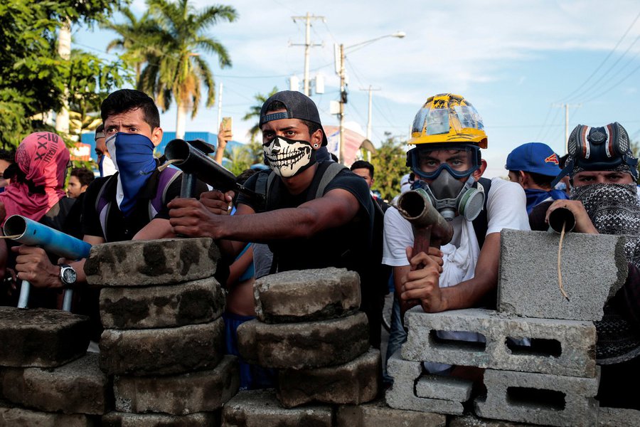 Demonstrators stand behind a barricade during clashes with riot police during a protest against Nicaragua's President Daniel Ortega's government in Managua, Nicaragua May 30, 2018. REUTERS/Oswaldo Rivas TPX IMAGES OF THE DAY (Foto: Reinaldo) Demonstrators stand behind a barricade during clashes with riot police during a protest against Nicaragua's President Daniel Ortega's government in Managua, Nicaragua May 30, 2018. REUTERS/Oswaldo Rivas TPX IMAGES OF THE DAY