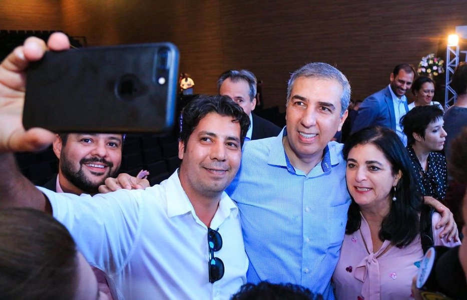 O governador José Eliton afirmou na quinta-feira em Anápolis que a criação da UEG em Rede tem como objetivo democratizar ainda mais o ensino superior em Goiás, "com o horizonte na universalização"; os novos investimentos se somam aos já em curso, centrados na própria Universidade Estadual de Goiás (UEG) e na Bolsa Universitária; "É dever do Estado dar a todos o acesso à formação superior", disse o governador, para quem cabe ao governo "fazer justiça com milhares de jovens que não têm onde fazer um curso superior"; lembrou que em São Paulo, de onde veio a inspiração para o programa, mais de 400 mil alunos são beneficiados e que "em Goiás esse desafio será atingido" (Foto: José Barbacena) O governador José Eliton afirmou na quinta-feira em Anápolis que a criação da UEG em Rede tem como objetivo democratizar ainda mais o ensino superior em Goiás, "com o horizonte na universalização"; os novos investimentos se somam aos já em curso, centrados na própria Universidade Estadual de Goiás (UEG) e na Bolsa Universitária; "É dever do Estado dar a todos o acesso à formação superior", disse o governador, para quem cabe ao governo "fazer justiça com milhares de jovens que não têm onde fazer um curso superior"; lembrou que em São Paulo, de onde veio a inspiração para o programa, mais de 400 mil alunos são beneficiados e que "em Goiás esse desafio será atingido"