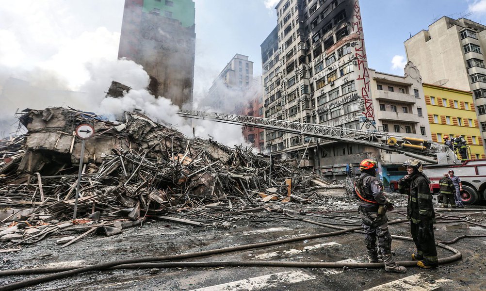 São Paulo 01/05/2018 Incendio em prédio de 24 andares no Largo do paissandu em São Paulo. Foto Paulo Pinto/FotosPublicas (Foto: Gustavo Conde) São Paulo 01/05/2018 Incendio em prédio de 24 andares no Largo do paissandu em São Paulo. Foto Paulo Pinto/FotosPublicas