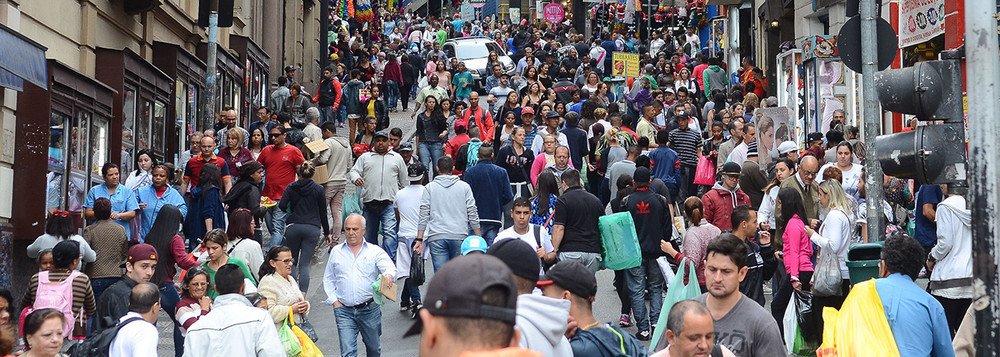 Medidas como uma renda garantida aos jovens - seja por ampliação do mercado de trabalho, seja por bolsas subsidiadas - garantiriam mais tempo e espaço para capacitação e, consequentemente, uma melhora na qualidade de vida futura por aumento da escolaridade da renda (Foto: Luiz Henrique Dias) Medidas como uma renda garantida aos jovens - seja por ampliação do mercado de trabalho, seja por bolsas subsidiadas - garantiriam mais tempo e espaço para capacitação e, consequentemente, uma melhora na qualidade de vida futura por aumento da escolaridade da renda