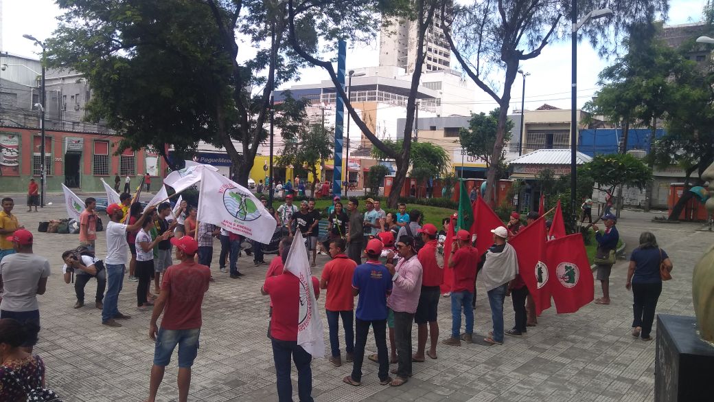 Desde o início da manhã de hoje, militantes do Movimento dos Trabalhadores sem Terra (MST) estão montando acampamento na praça da Justiça, em frente à sede da Justiça Federal, em Fortaleza, em uma manifestação contra a prisão do ex-presidente Luis Inácio Lula da Silva (Foto: Fatima 247) Desde o início da manhã de hoje, militantes do Movimento dos Trabalhadores sem Terra (MST) estão montando acampamento na praça da Justiça, em frente à sede da Justiça Federal, em Fortaleza, em uma manifestação contra a prisão do ex-presidente Luis Inácio Lula da Silva