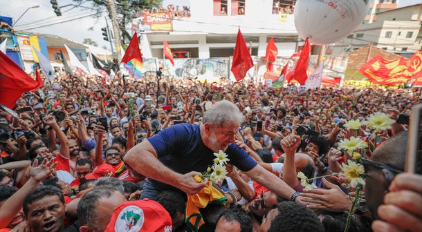 Lula nos braços do povo (Foto: Emidio de Souza) Lula nos braços do povo