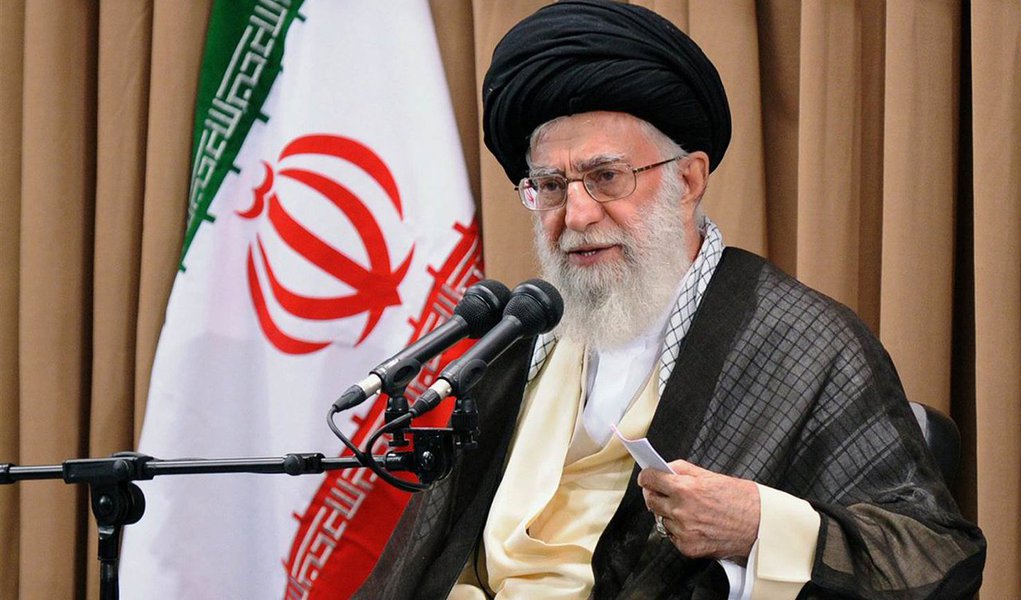 Líder supremo do Irã, aiatolá Ali Khamenei, fez um apelo às nações muçulmanas para que se unam contra os Estados Unidos, afirmando que Teerã nunca cederá à "intimidação" dos EUA; "A nação iraniana resistiu com sucesso às tentativas de intimidação dos Estados Unidos e de outras potências arrogantes e continuaremos a resistir. Todas as nações muçulmanas devem permanecer unidas contra a América e outros inimigos", disse Khamenei (Foto: Paulo Emílio) Líder supremo do Irã, aiatolá Ali Khamenei, fez um apelo às nações muçulmanas para que se unam contra os Estados Unidos, afirmando que Teerã nunca cederá à "intimidação" dos EUA; "A nação iraniana resistiu com sucesso às tentativas de intimidação dos Estados Unidos e de outras potências arrogantes e continuaremos a resistir. Todas as nações muçulmanas devem permanecer unidas contra a América e outros inimigos", disse Khamenei