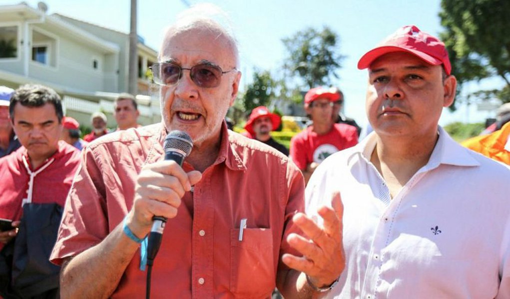 O presidente nacional da Central Única dos Trabalhadores (CUT), Vagner Freitas, conclamou os trabalhadores brasileiros a se organizar e defender a liberdade do ex-presidente Lula nas suas bases; a convocação foi feita durante ato no acampamento Lula Livre em Curitiba; “Temos que lutar diariamente até a liberdade de Lula. Ele tá preso porque enfrentou o capitalismo, porque não vai deixar vender as nossas riquezas naturais, porque não vai privatizar a Eletrobras, a Petrobras, o Banco do Brasil e a Caixa Econômica”, destacou (Foto: Leonardo Lucena) O presidente nacional da Central Única dos Trabalhadores (CUT), Vagner Freitas, conclamou os trabalhadores brasileiros a se organizar e defender a liberdade do ex-presidente Lula nas suas bases; a convocação foi feita durante ato no acampamento Lula Livre em Curitiba; “Temos que lutar diariamente até a liberdade de Lula. Ele tá preso porque enfrentou o capitalismo, porque não vai deixar vender as nossas riquezas naturais, porque não vai privatizar a Eletrobras, a Petrobras, o Banco do Brasil e a Caixa Econômica”, destacou