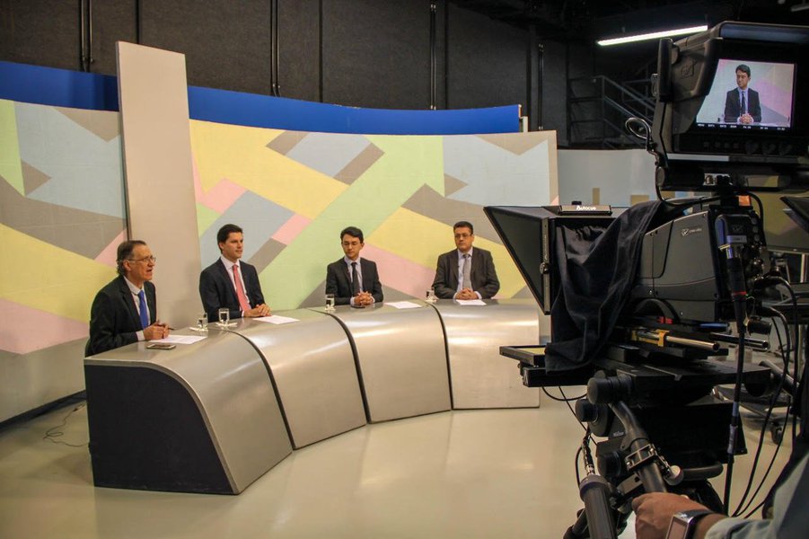 Na parte final do Roda de Entrevista, na Nova TBC, o deputado Daniel Vilela (MDB) criticou bastante o senador Ronaldo Caiado (DEM). O assunto começou quando a bancada abordou que alguns do meio político consideram Daniel novo demais para disputar o governo de Goiás; sendo assim, ele poderia esperar mais algum tempo; “Durante esses 30 anos, o que Caiado fez efetivamente para Goiás. Principalmente para os mais humildes!? Talvez ele pudesse apresentar… Há 30 anos ocupando cargos políticos e não tem o que apresentar”, disparou Daniel (Foto: José Barbacena) Na parte final do Roda de Entrevista, na Nova TBC, o deputado Daniel Vilela (MDB) criticou bastante o senador Ronaldo Caiado (DEM). O assunto começou quando a bancada abordou que alguns do meio político consideram Daniel novo demais para disputar o governo de Goiás; sendo assim, ele poderia esperar mais algum tempo; “Durante esses 30 anos, o que Caiado fez efetivamente para Goiás. Principalmente para os mais humildes!? Talvez ele pudesse apresentar… Há 30 anos ocupando cargos políticos e não tem o que apresentar”, disparou Daniel