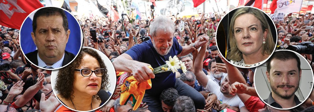 Em nota oficial conjunta, PT, PCdoB, PSOL e PDT repudiam a prisão do ex-presidente Luiz Inácio Lula da Silva; na avaliação dos presidentes das legendas, que assinam o texto, ela foi "feita ao arrepio da Constituição Federal, representa agressão à democracia brasileira e aos tratados internacionais de direitos humanos, os quais consagram, como fundamentos dos regimes democráticos, os princípios da soberania popular, da presunção da inocência e do devido processo legal"; leia a íntegra (Foto: Gisele Federicce) Em nota oficial conjunta, PT, PCdoB, PSOL e PDT repudiam a prisão do ex-presidente Luiz Inácio Lula da Silva; na avaliação dos presidentes das legendas, que assinam o texto, ela foi "feita ao arrepio da Constituição Federal, representa agressão à democracia brasileira e aos tratados internacionais de direitos humanos, os quais consagram, como fundamentos dos regimes democráticos, os princípios da soberania popular, da presunção da inocência e do devido processo legal"; leia a íntegra