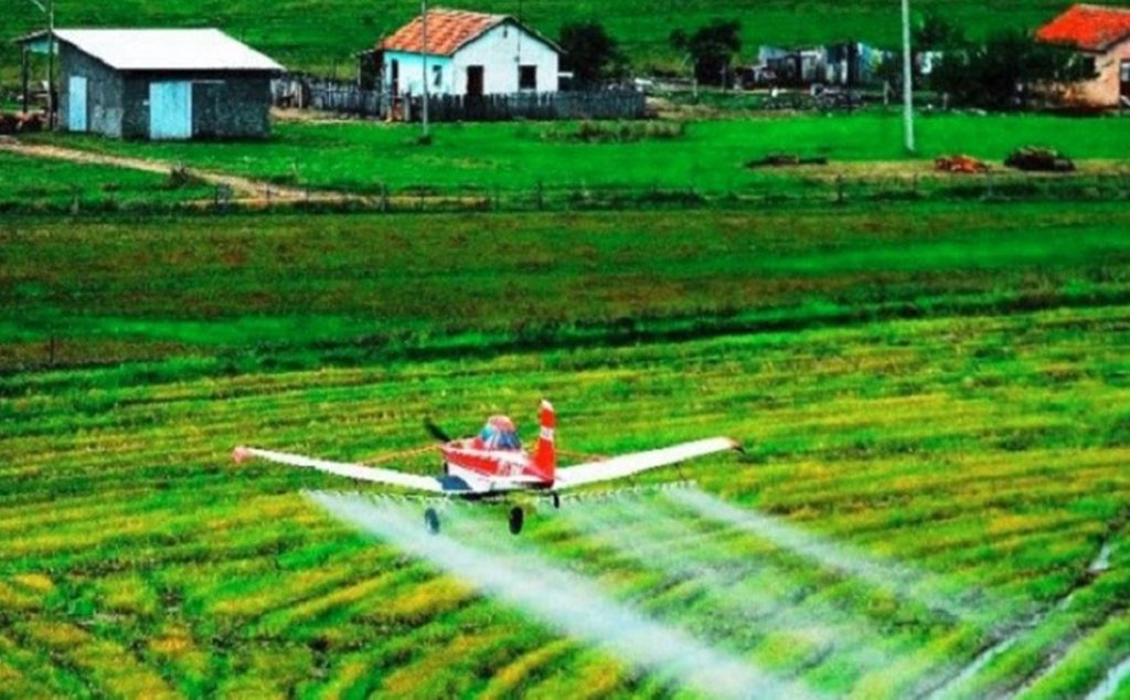 O Projeto de Lei 6299/2002, um “liberou geral” para registro, liberação, fabricação, comercialização e uso de agrotóxicos na agricultura expõe visões opostas entre os Ministérios da Saúde e do Meio Ambiente de um lado e o da Agricultura de outro, diante da ação do lobby ruralista e da indústria química que produz esses venenos (Foto: Nilto Tatto) O Projeto de Lei 6299/2002, um “liberou geral” para registro, liberação, fabricação, comercialização e uso de agrotóxicos na agricultura expõe visões opostas entre os Ministérios da Saúde e do Meio Ambiente de um lado e o da Agricultura de outro, diante da ação do lobby ruralista e da indústria química que produz esses venenos