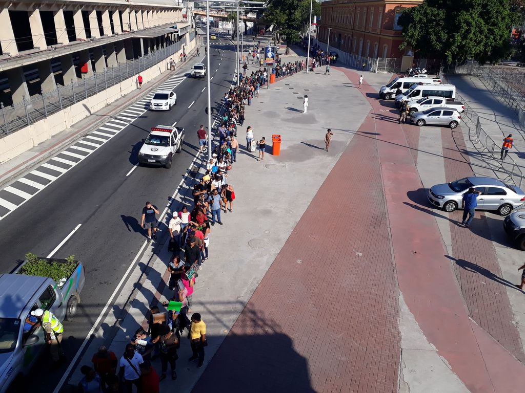 Milhares de pessoas passaram a noite na fila para um evento que oferece nesta terça-feira (1º) mais de 5 mil vagas de emprego, no Estádio Nilton Santos, na zona norte da cidade do Rio de Janeiro; expectativa do evento, chamado de Festa do Trabalhador e promovido pelo Sesc do Rio, é receber 40 mil pessoas´até o final da tarde (Foto: Voney Malta) Milhares de pessoas passaram a noite na fila para um evento que oferece nesta terça-feira (1º) mais de 5 mil vagas de emprego, no Estádio Nilton Santos, na zona norte da cidade do Rio de Janeiro; expectativa do evento, chamado de Festa do Trabalhador e promovido pelo Sesc do Rio, é receber 40 mil pessoas´até o final da tarde