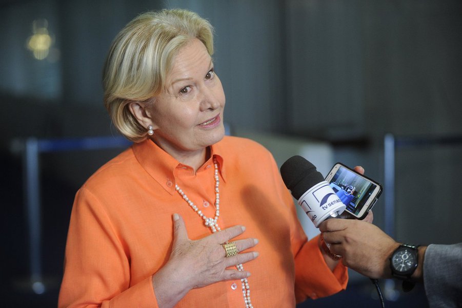 "O Brasil, que já virou piada no mundo por conta da nossa Justiça, que condenou um ex-presidente da República por um crime que não existe, voltou novamente a ser motivo de chacota, desta vez por conta da senadora gaúcha Ana Amélia, conhecida como 'Ana do Relho', que parece não saber a diferença entre a rede de TV Al Jazeera e a rede terrorista Al Qaeda", diz o jornalista e colunista do 247 Ribamar Fonseca; "Muitos se perguntam: terá sido mesmo burrice ou má fé? Será que alguém consegue levar a sério a senadora do relho e a PGR com esse tipo de iniciativa? A providência da PGR, talvez por falta do que fazer ou pela busca de holofotes, evidencia mais uma vez uma atuação política, além de absurdo e inexplicável ódio a Lula e ao PT" (Foto: Ribamar Fonseca) "O Brasil, que já virou piada no mundo por conta da nossa Justiça, que condenou um ex-presidente da República por um crime que não existe, voltou novamente a ser motivo de chacota, desta vez por conta da senadora gaúcha Ana Amélia, conhecida como 'Ana do Relho', que parece não saber a diferença entre a rede de TV Al Jazeera e a rede terrorista Al Qaeda", diz o jornalista e colunista do 247 Ribamar Fonseca; "Muitos se perguntam: terá sido mesmo burrice ou má fé? Será que alguém consegue levar a sério a senadora do relho e a PGR com esse tipo de iniciativa? A providência da PGR, talvez por falta do que fazer ou pela busca de holofotes, evidencia mais uma vez uma atuação política, além de absurdo e inexplicável ódio a Lula e ao PT"