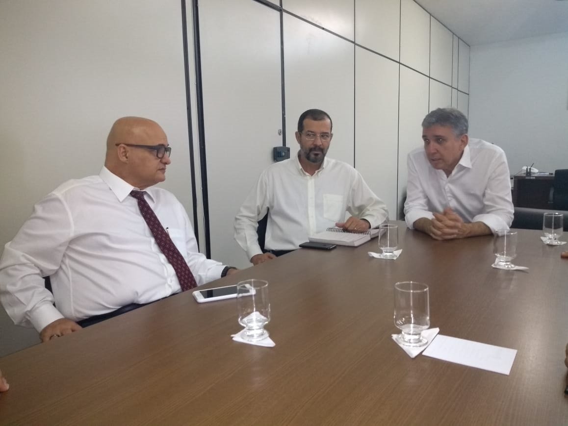 A emissora pública, em parceria com a Seduce, vai levar para a programação aulas de preparação para o Enem; Goiás Enem TV nasce para melhorar a qualificação do estudante da rede pública e particular; nesta terça, o secretário estadual de Educação, Marcos das Neves, visitou as instalações da TBC e se reuniu com o presidente da ABC, João Bosco Bittencourt; "O Goiás Enem é um curso de reforço para alunos que vão fazer o exame educacional. Estou aqui na TBC hoje para que o Goiás Enem sai dos polos de 62 municípios e venha para a TV. Em breve, o aluno goiano, seja de qualquer rede, terá na TV Brasil Central aulas de reforço do Goiás Enem", explicou o secretário (Foto: José Barbacena) A emissora pública, em parceria com a Seduce, vai levar para a programação aulas de preparação para o Enem; Goiás Enem TV nasce para melhorar a qualificação do estudante da rede pública e particular; nesta terça, o secretário estadual de Educação, Marcos das Neves, visitou as instalações da TBC e se reuniu com o presidente da ABC, João Bosco Bittencourt; "O Goiás Enem é um curso de reforço para alunos que vão fazer o exame educacional. Estou aqui na TBC hoje para que o Goiás Enem sai dos polos de 62 municípios e venha para a TV. Em breve, o aluno goiano, seja de qualquer rede, terá na TV Brasil Central aulas de reforço do Goiás Enem", explicou o secretário