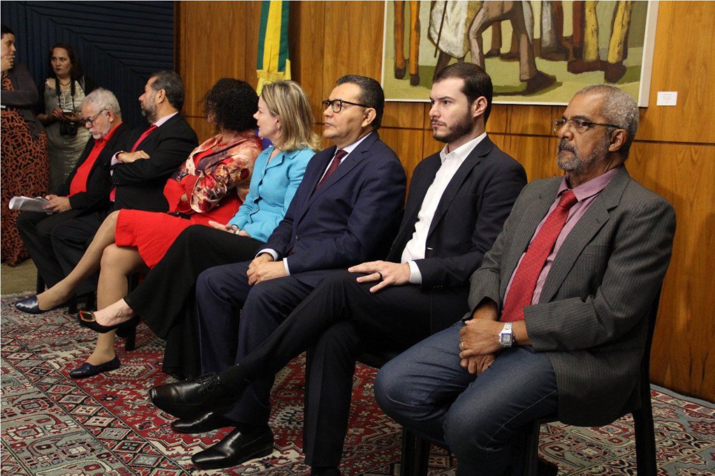 De acordo com o texto de seis partidos - PT, Psol, PDT, PCdoB, PCB e PSB , a retirada de direitos "é parte de um preocupante surto autoritário" do governo Temer; as siglas também criticaram "a privatização da Eletrobrás, e o relaxamento entreguista das normas de direito ambiental e a implementação de uma agenda econômica rentista que dá total prevalência aos lucros cada vez maiores do sistema financeiro" (Foto: Leonardo Lucena) De acordo com o texto de seis partidos - PT, Psol, PDT, PCdoB, PCB e PSB , a retirada de direitos "é parte de um preocupante surto autoritário" do governo Temer; as siglas também criticaram "a privatização da Eletrobrás, e o relaxamento entreguista das normas de direito ambiental e a implementação de uma agenda econômica rentista que dá total prevalência aos lucros cada vez maiores do sistema financeiro"