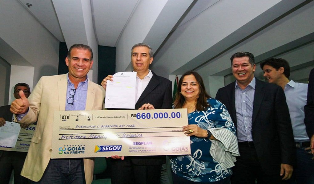 Programa de parceria administrativa pioneiro no País, o Goiás na Frente já repassou recursos a 202 dos 246 municípios goianos, em uma ou mais parcelas, totalizando R$ 118,67 milhões; as obras estão espalhadas pelo Estado, em ritmo acelerado; até o momento, foram celebrados 270 convênios, já que mais de um pode ser celebrado com cada prefeitura; são R$ 348,13 milhões pactuados, de uma previsão orçamentária de R$ 550 milhões (Foto: José Barbacena) Programa de parceria administrativa pioneiro no País, o Goiás na Frente já repassou recursos a 202 dos 246 municípios goianos, em uma ou mais parcelas, totalizando R$ 118,67 milhões; as obras estão espalhadas pelo Estado, em ritmo acelerado; até o momento, foram celebrados 270 convênios, já que mais de um pode ser celebrado com cada prefeitura; são R$ 348,13 milhões pactuados, de uma previsão orçamentária de R$ 550 milhões