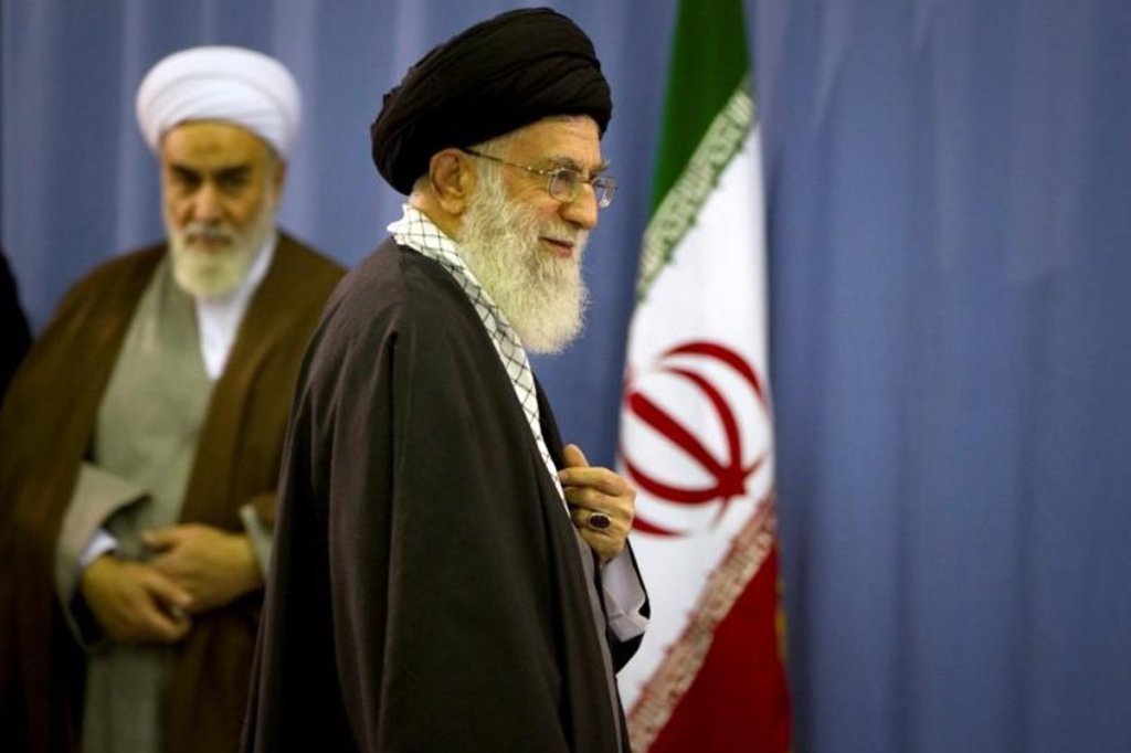 "Se acabou o tempo de nos atacar e de fugir. Seus ataques serão respondidos com ataques", avisou o líder supremo iraniano, aiatolá Ali Khamenei, comentando os bombardeios efetuados na Síria no domingo (29), informou o jornalista israelense Amichai Stein (Foto: Leonardo Lucena) "Se acabou o tempo de nos atacar e de fugir. Seus ataques serão respondidos com ataques", avisou o líder supremo iraniano, aiatolá Ali Khamenei, comentando os bombardeios efetuados na Síria no domingo (29), informou o jornalista israelense Amichai Stein